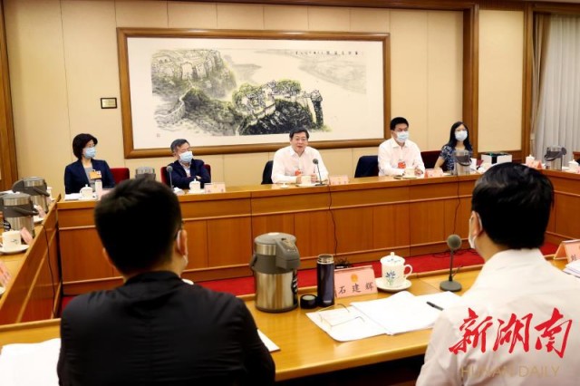 5月26日下午，湖南代表团分组审议“两高”工作报告。.jpg