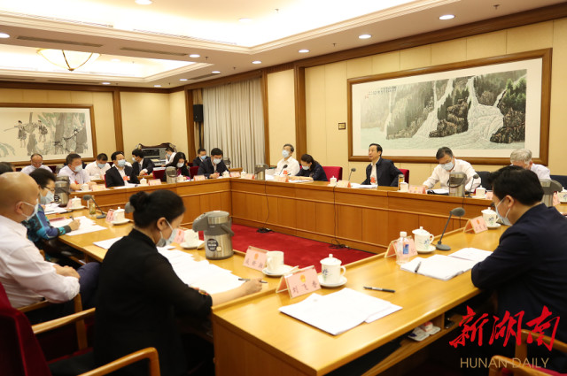 5月27日上午，湖南代表团分组审议“两高”工作报告。.jpg