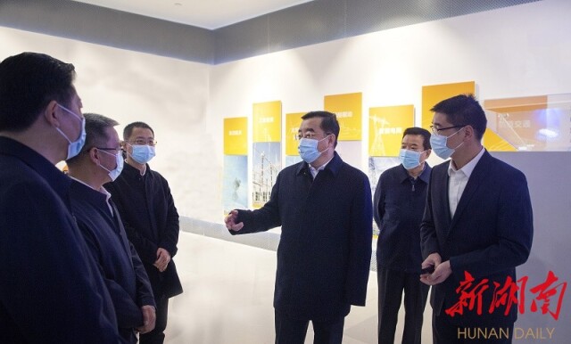 12月5日，中国动力谷展示中心动力产业展示区，张庆伟认真听取产业特色、发展历程及创新成果等情况介绍。