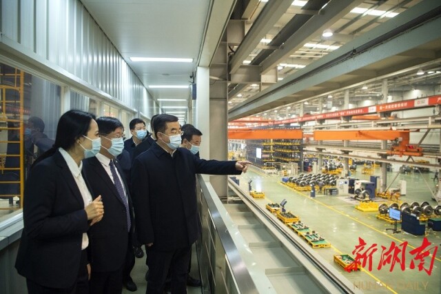12月5日，中车株洲电力机车有限公司，张庆伟仔细询问产品系列、生产销售等情况。