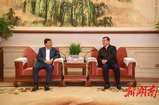 12月4日下午，张庆伟在长沙会见了伊利集团党委书记、董事长、总裁潘刚一行。