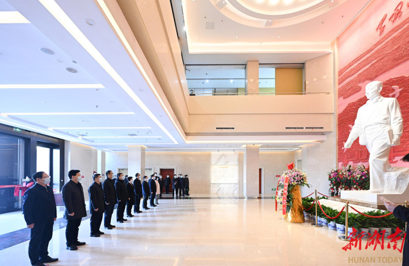 2月15日，湖南雷锋纪念馆，张庆伟代表中共湖南省委向雷锋塑像敬献花篮。
