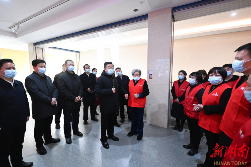 2月15日，张庆伟在雷锋纪念馆与志愿者代表亲切交流。均为湖南日报全媒体记者 唐俊 摄
