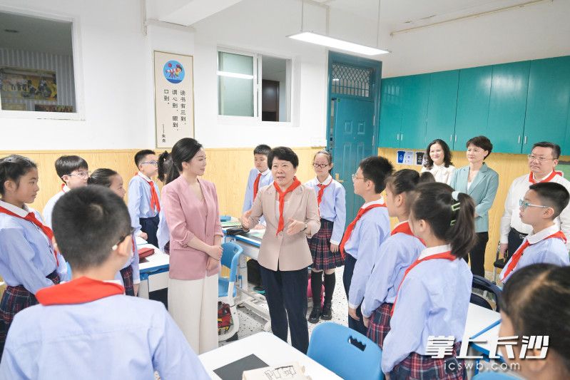 在育英学校，吴桂英现场观摩“美丽文字·民族瑰宝”思政课，并与师生互动交流。