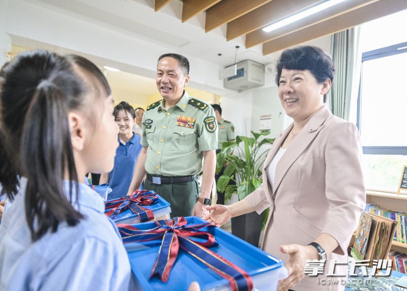 吴桂英走访国防科大一号园区幼儿园，为孩子们送上节日祝福。