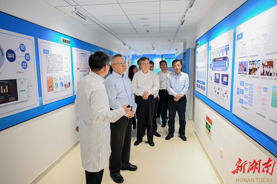 6月4日，沈晓明来到中南大学湘雅医院“移动医疗”教育部—中国移动联合实验室调研。