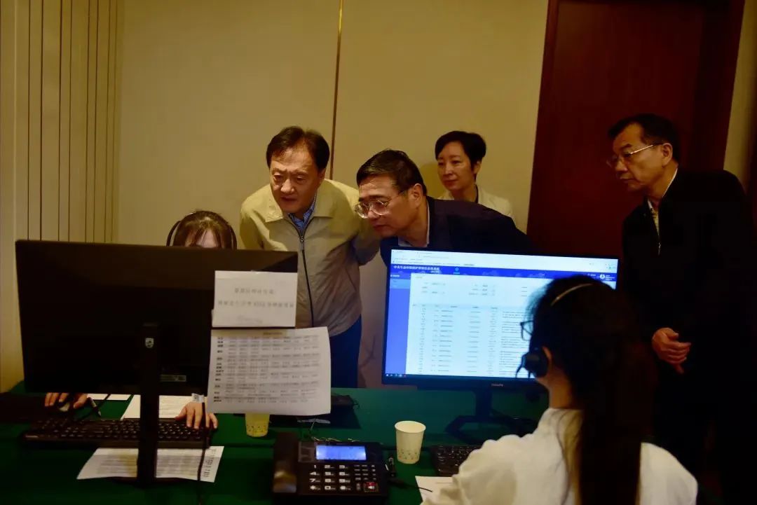 图为督察组组长蒋卓庆和副组长翟青正在查看信访举报情况。史韵摄