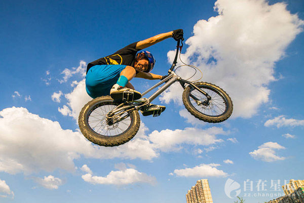 自在星辰|194期丨龚兮:踩着自行车玩极限运动