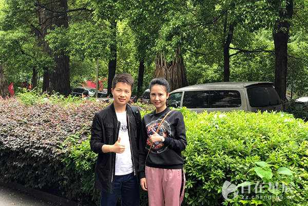 (星辰全媒体记者与黄婷的合影.