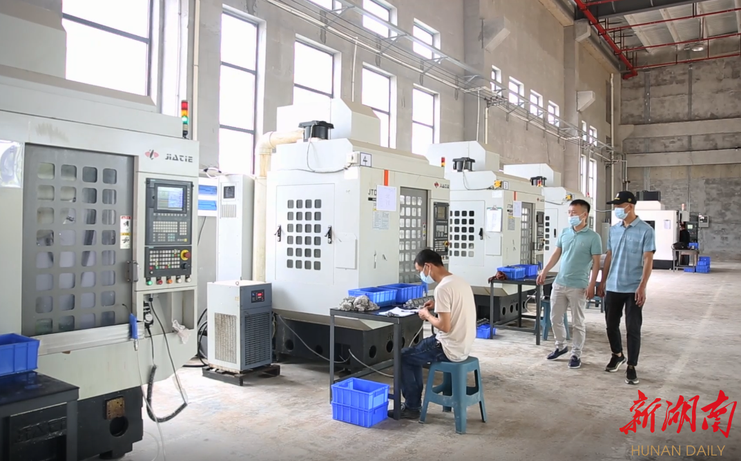 湖南日报要闻版头条丨长株潭都市圈首个&ldquo;飞地园区&rdquo;运营，首批企业入驻投产&mdash;&mdash; 雨花&ldquo;起飞&rdquo;