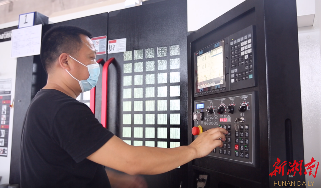 湖南日报要闻版头条丨长株潭都市圈首个&ldquo;飞地园区&rdquo;运营，首批企业入驻投产&mdash;&mdash; 雨花&ldquo;起飞&rdquo;