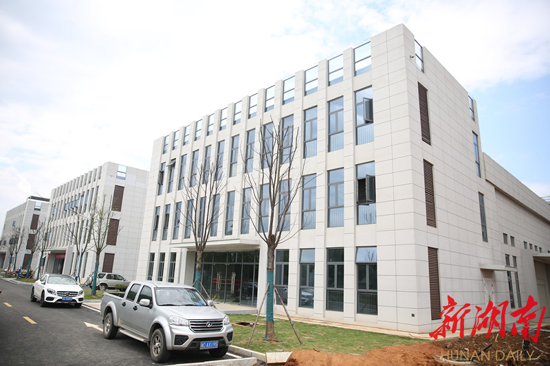 湖南日报要闻版头条丨长株潭都市圈首个&ldquo;飞地园区&rdquo;运营，首批企业入驻投产&mdash;&mdash; 雨花&ldquo;起飞&rdquo;