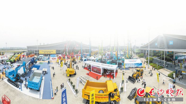 第三届长沙国际工程机械展第二天,在长沙国际会展中心30万平方米的展区内,超2万件展品“争奇斗艳”,吸引不少观众前来参观。长沙晚报全媒体记者 郭雨滴 摄