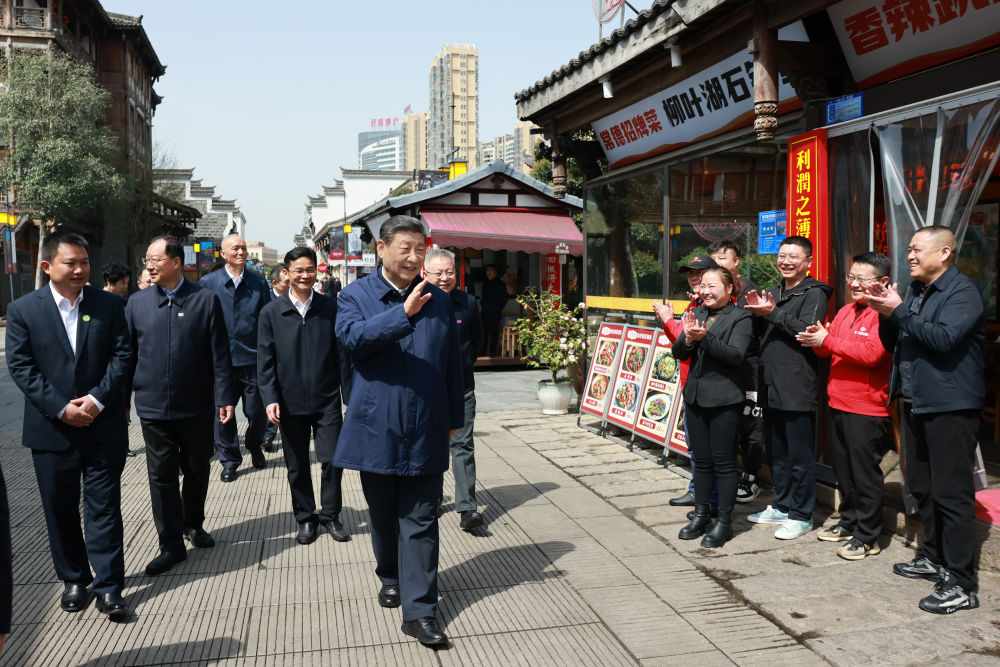 3月18日至21日，中共中央总书记、国家主席、中央军委主席习近平在湖南考察。这是19日上午，习近平在常德河街考察时，同店主和游客亲切交流。新华社记者 王晔 摄