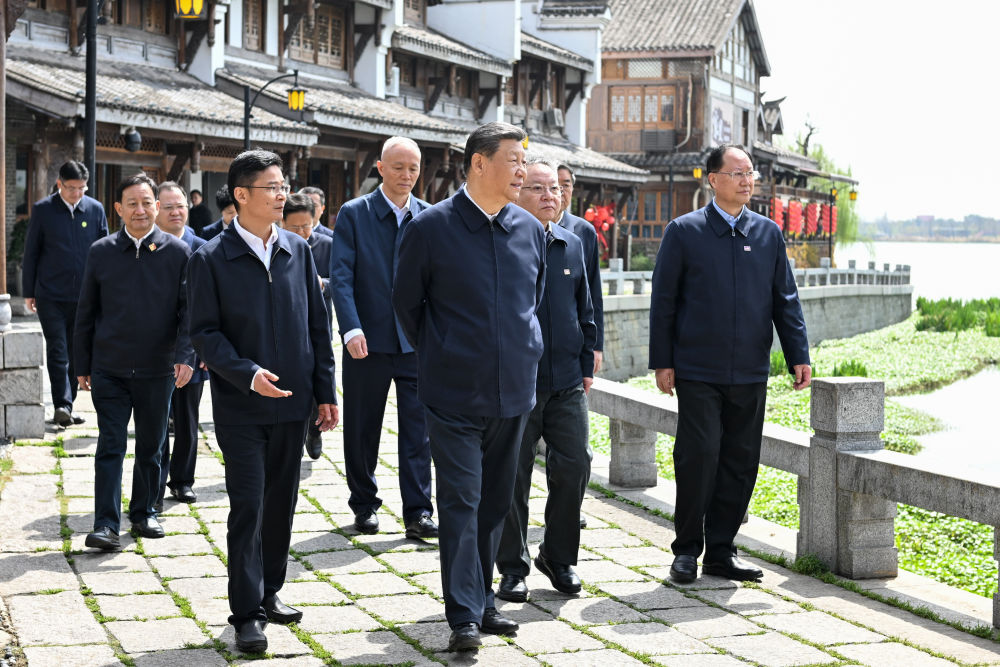 3月18日至21日，中共中央总书记、国家主席、中央军委主席习近平在湖南考察。这是19日上午，习近平在常德河街考察。新华社记者 谢环驰 摄