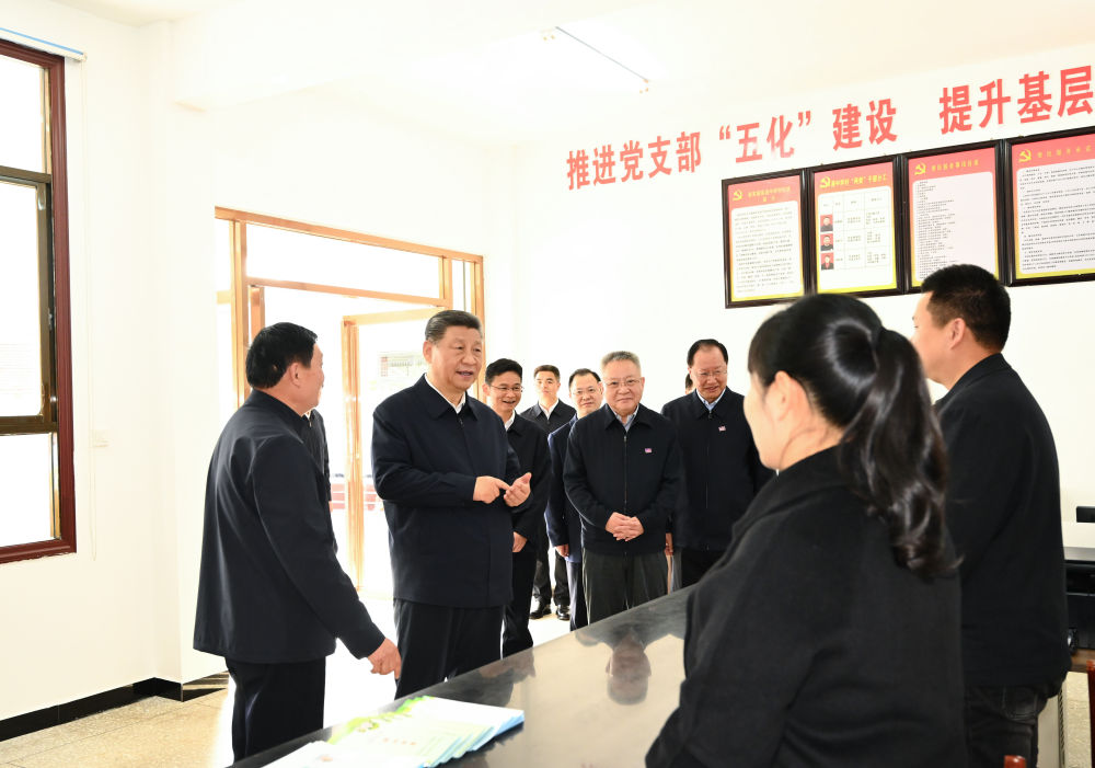 3月18日至21日，中共中央总书记、国家主席、中央军委主席习近平在湖南考察。这是19日下午，习近平在常德市鼎城区谢家铺镇港中坪村党群服务中心了解当地为基层减负、提升基层治理效能等情况。新华社记者 燕雁 摄