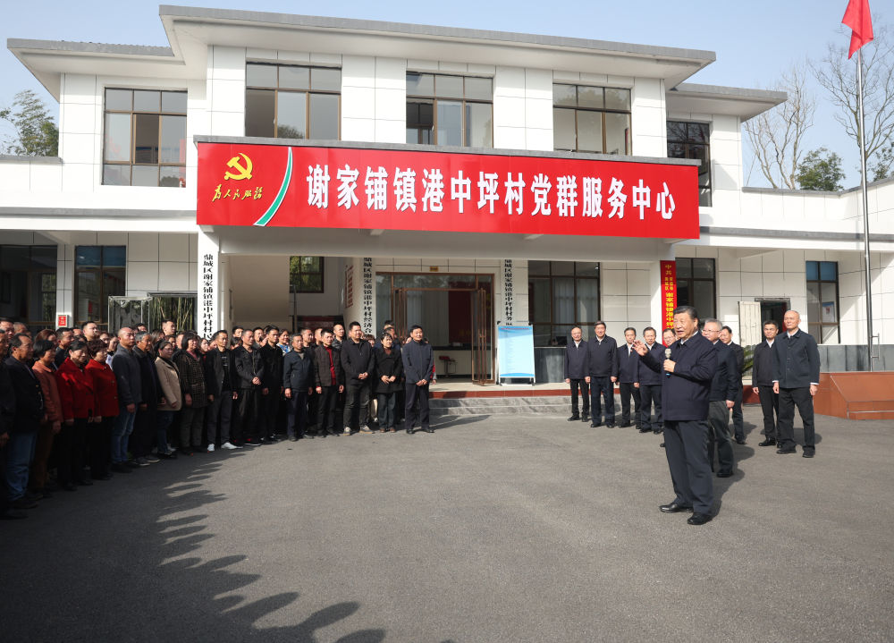 3月18日至21日，中共中央总书记、国家主席、中央军委主席习近平在湖南考察。这是19日下午，习近平在常德市鼎城区谢家铺镇港中坪村考察时，同乡亲们亲切交流。新华社记者 鞠鹏 摄