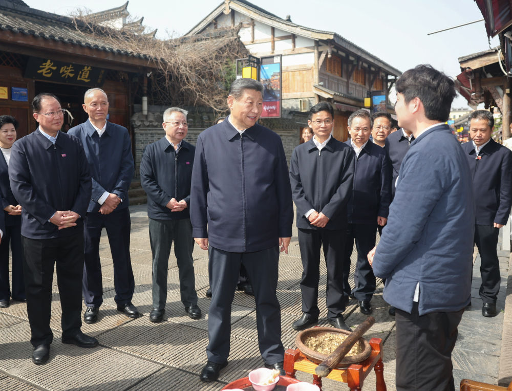 3月18日至21日，中共中央总书记、国家主席、中央军委主席习近平在湖南考察。这是19日上午，习近平在常德河街考察。新华社记者 鞠鹏 摄