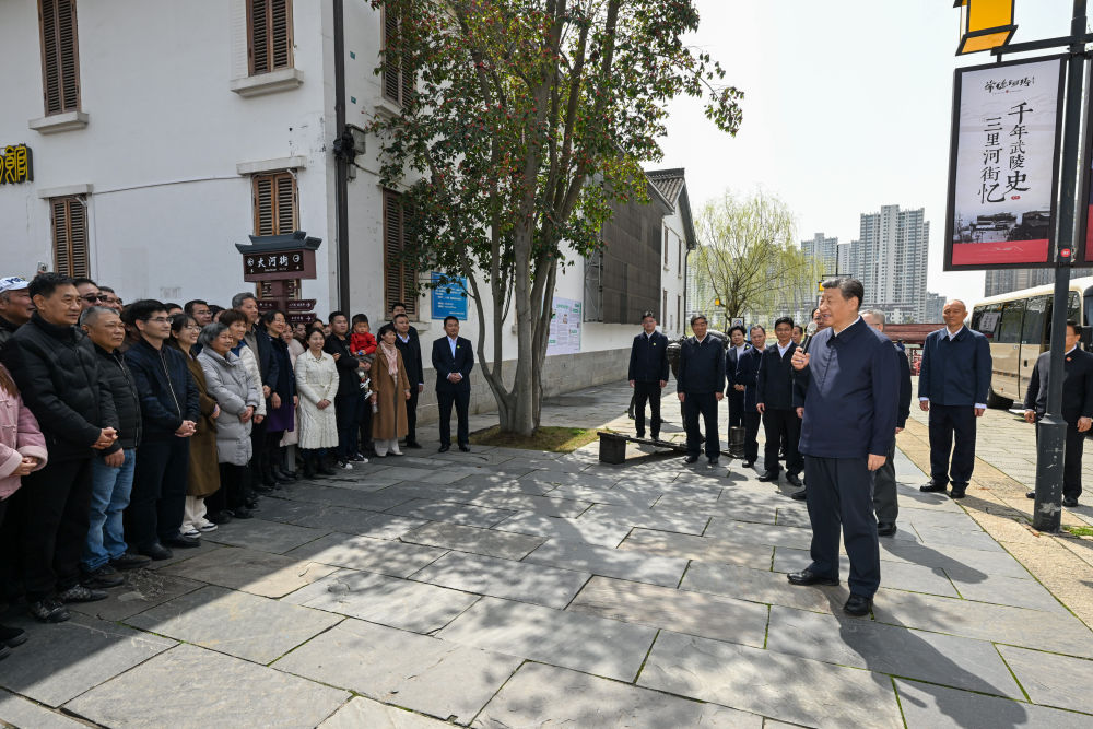 3月18日至21日，中共中央总书记、国家主席、中央军委主席习近平在湖南考察。这是19日上午，习近平在常德河街考察时，同店主和游客亲切交流。新华社记者 谢环驰 摄