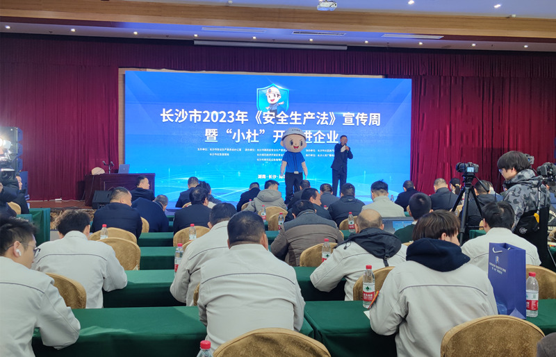 &ldquo;小杜&rdquo;开讲进企业。人民网记者 刘宾摄