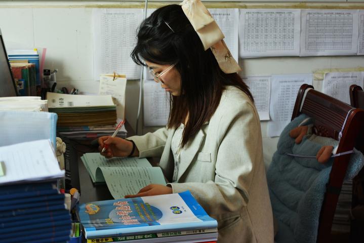 肖钰在下村乡学校批改学生作业。（受访者供图）