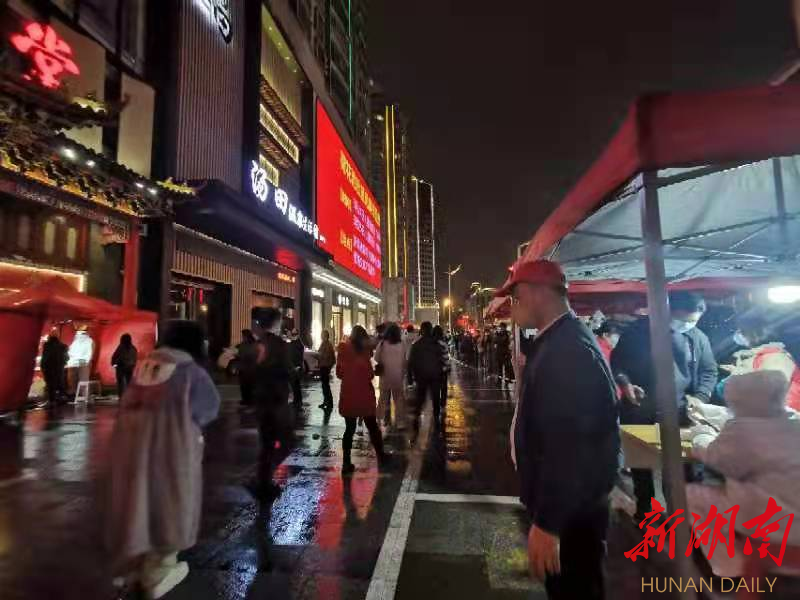 开福区打出&ldquo;免费核酸检测通知&rdquo;巨幅广告，市民点赞：一目了然、值得推广