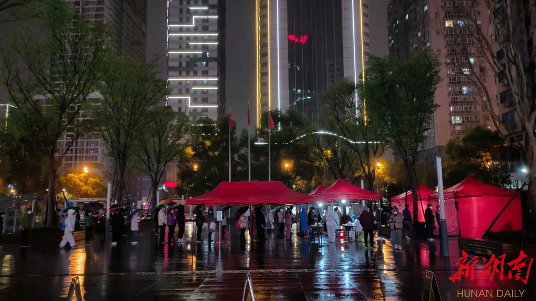 开福区打出&ldquo;免费核酸检测通知&rdquo;巨幅广告，市民点赞：一目了然、值得推广