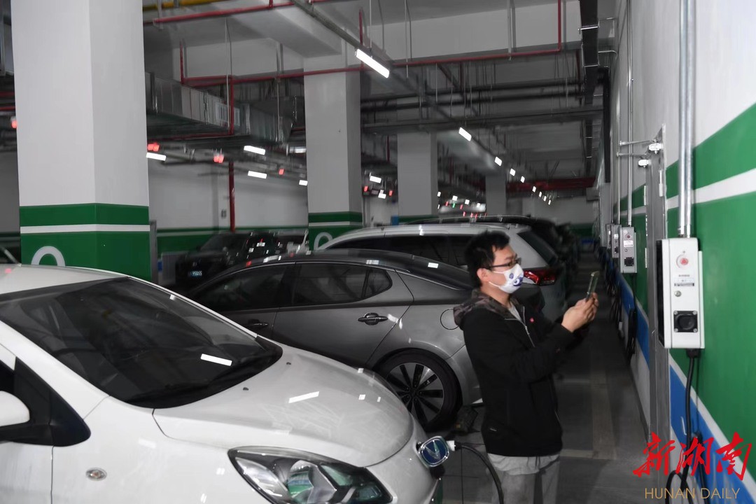 湖南日报·图片新闻丨新能源汽车充电桩加快建设