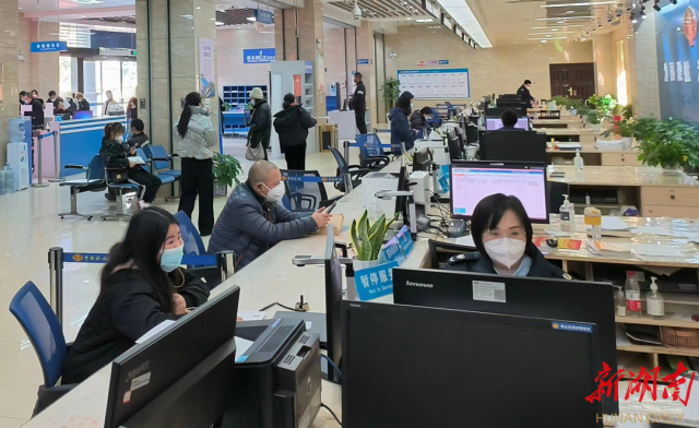 湖南日报要闻头条丨退税“落了袋” 企业“活水”来 ——长沙市雨花区逾50亿元留抵退税助企纾困