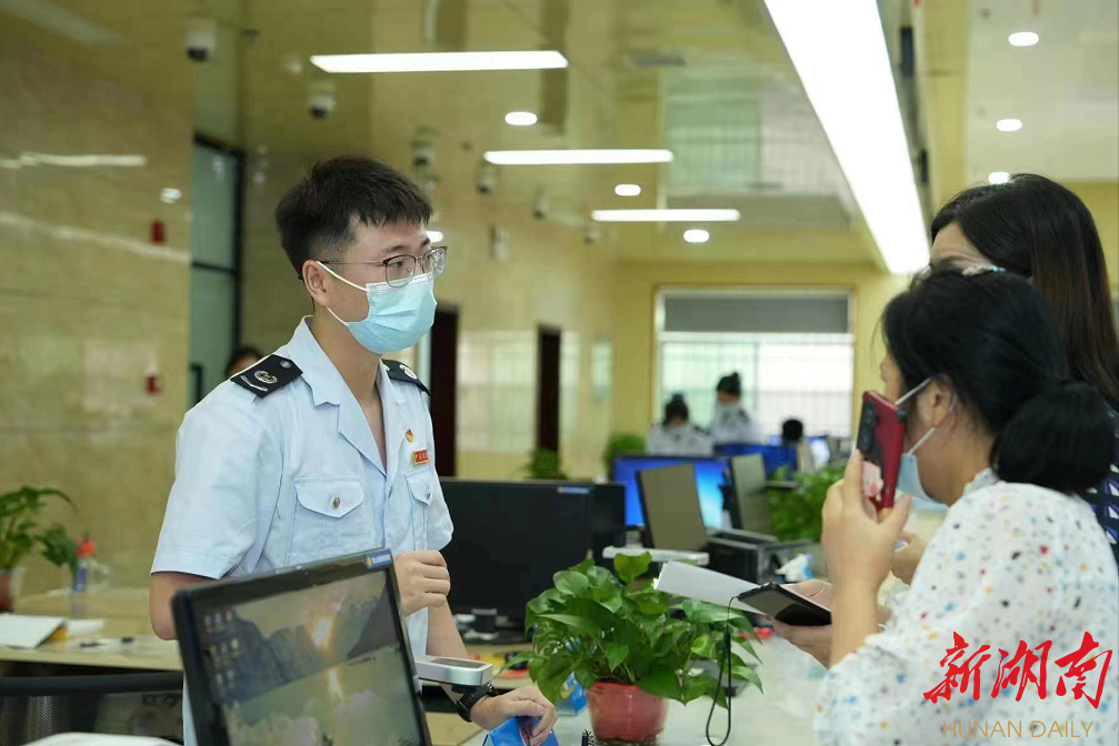 湖南日报要闻头条丨退税“落了袋” 企业“活水”来 ——长沙市雨花区逾50亿元留抵退税助企纾困