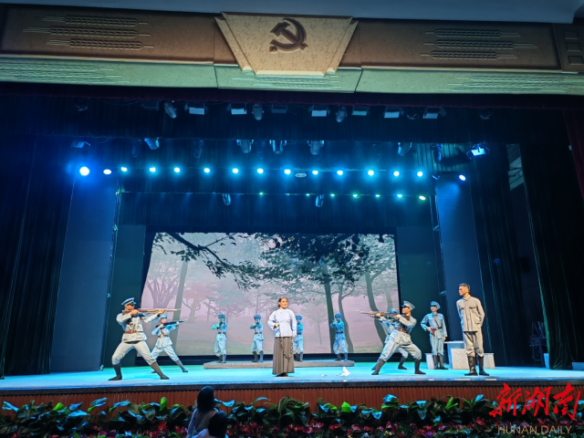 红色传承穿越百年 大型现代花鼓戏《板仓外婆》震撼上演