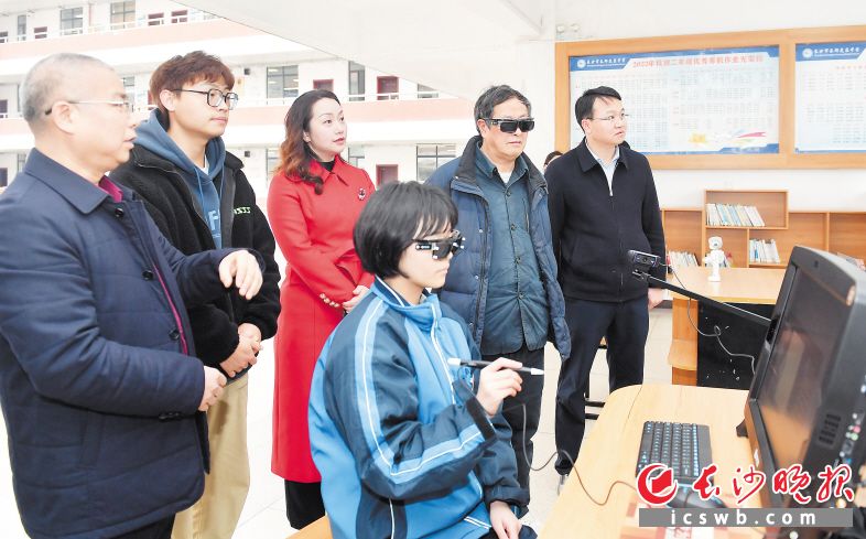 　　中国工程院院士印遇龙（右二）跟学生互动，体验VR虚拟实验室。　　长沙晚报全媒体记者 邹麟 摄