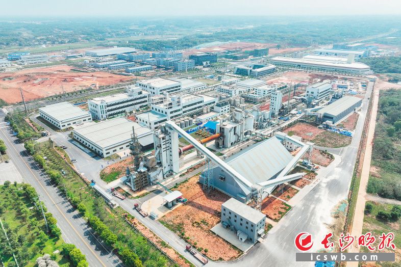 　　4月11日，永杉锂业4.5万吨锂盐项目二期正式动工建设。 长沙晚报全媒体记者 刘晓敏 摄