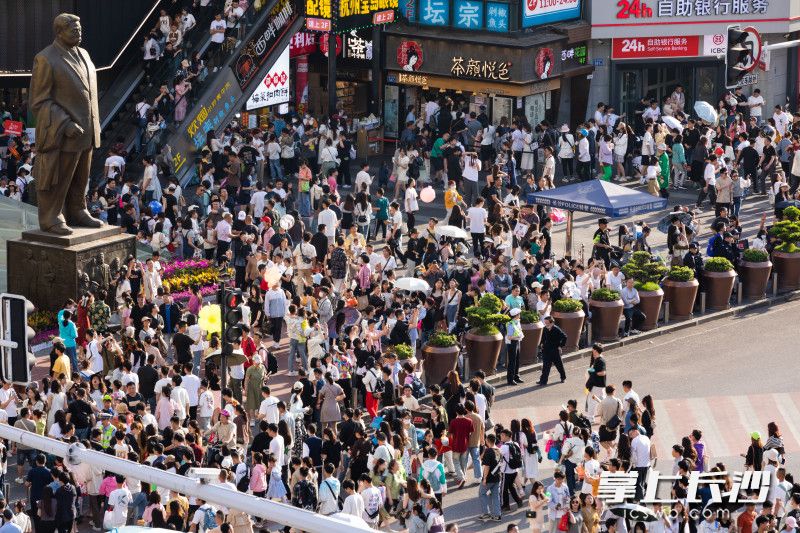 长沙&ldquo;五一&rdquo;假期人气爆棚，市中心的黄兴路步行街商圈人流如织。长沙晚报全媒体记者 董阳 摄