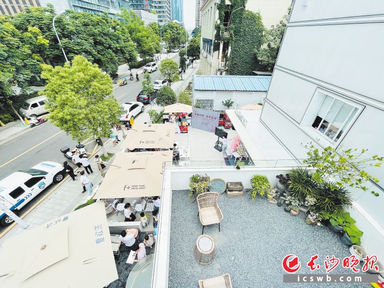 24小时便利店门口设置共享读书角,喝咖啡、品酒之时在小院里读本好书,成了年轻人的新时尚。 长沙晚报全媒体记者 李卓 摄