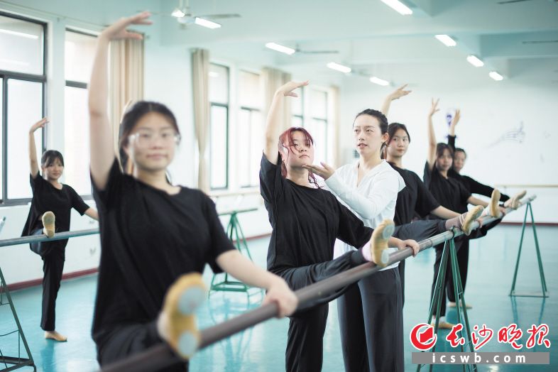 在舞蹈教室里，邓芸虹在训练同学们基本功。
