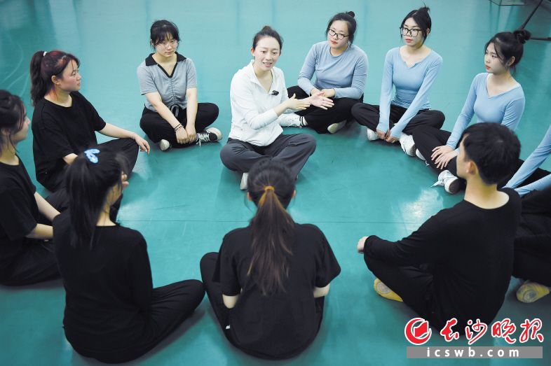 5月17日晚，在训练后，邓芸虹和同学们进行手语交流。
