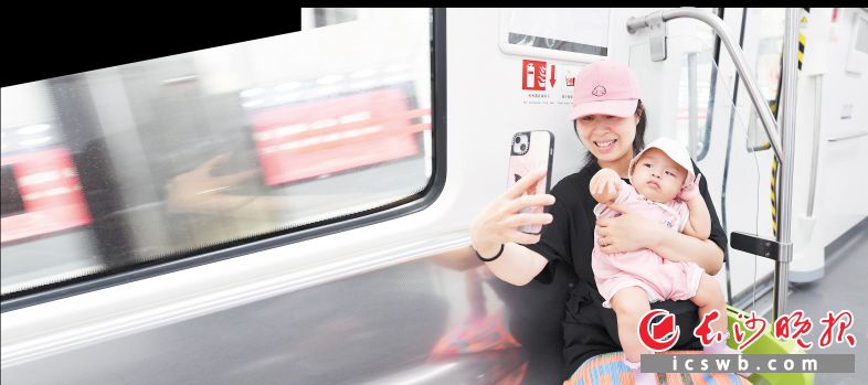 28日上午，长株潭城际轨道交通西环线列车内，不到五个月大的宝宝和家人开心试乘。均为长沙晚报全媒体记者 王志伟 摄