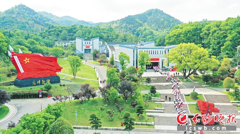 红色,是湘赣边的共同底色与情感纽带。每年都有大量的游客、学生来到秋收起义文家市会师纪念馆参观、研学。邹麟 摄