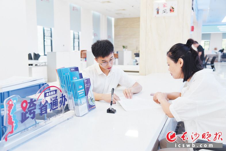 浏阳在长沙率先启动政务服务“跨省通办”,截至目前共办理业务1.78万余件。 廖冰 摄