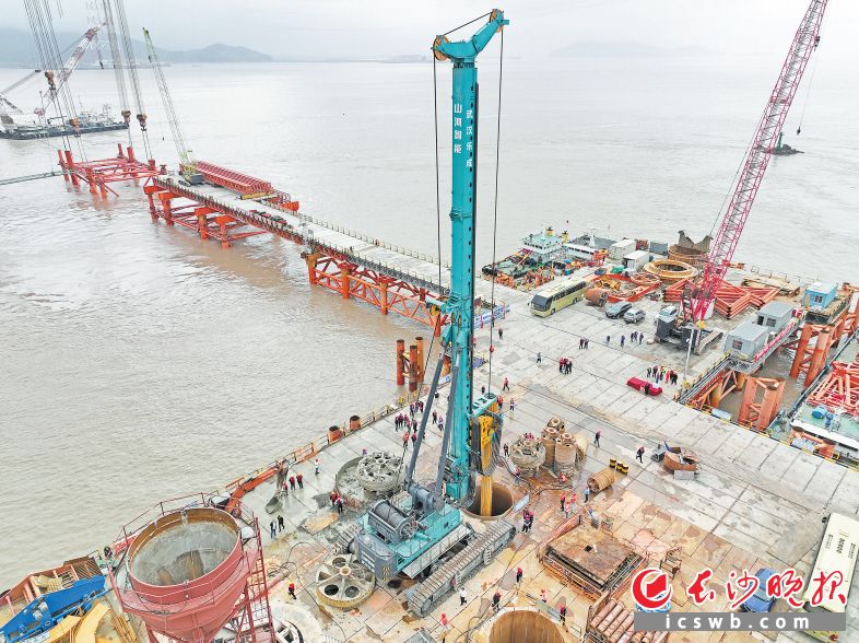 　　山河智能自主研制的全球最大超级旋挖钻机海上施工。