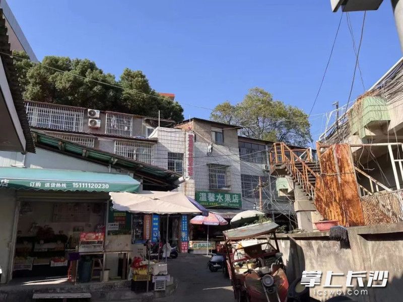 曾经的&ldquo;油烟街&rdquo;隐患重重，影响消防安全。均为湖南湘江新区应急管理局 供图