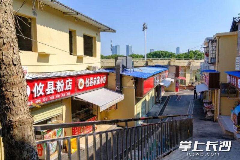 整改后，&ldquo;油烟街&rdquo;焕然一新，安全感十足。