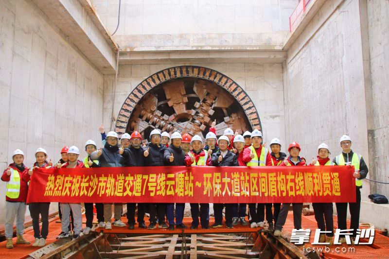 建设人员合影。 均为长沙晚报全媒体记者王志伟、通讯员凌志摄