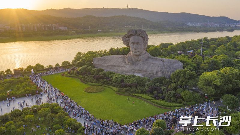 青年毛泽东艺术雕塑矗立于橘子洲头，一代伟人目光如炬、英姿飒爽，其心忧天下、敢为人先的革命豪情催人奋进。长沙晚报全媒体记者 罗杰科 摄