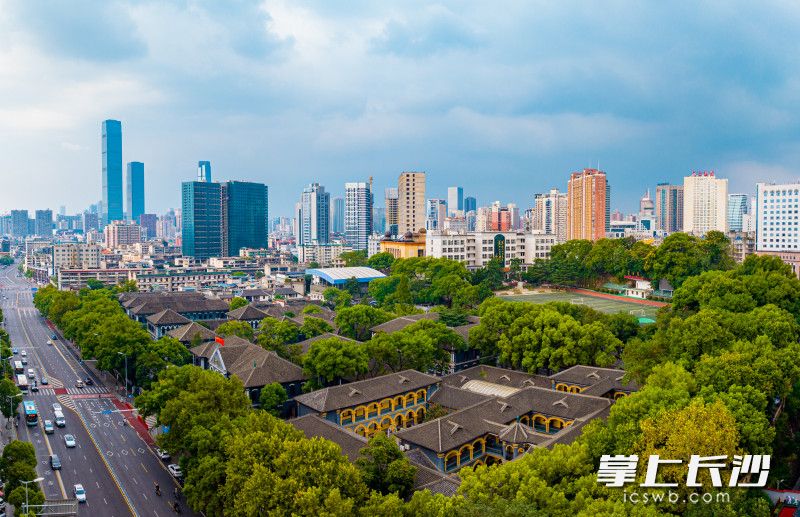 湖南第一师范学院的前身是南宋著名理学大师张栻创办的城南书院，享有&ldquo;千年学府，百年师范&rdquo;的美誉。一代伟人毛泽东同志青年时期曾在这里学习和工作长达8年。长沙晚报全媒体记者 邹麟 摄