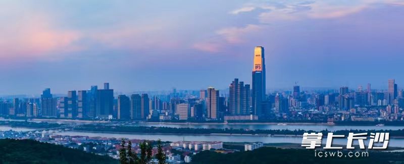 登上麓山之巅远眺城市，林立高楼拔节生长，橘子洲畔的百里湘江风光带正徐徐展开。长沙晚报全媒体记者 罗杰科 摄