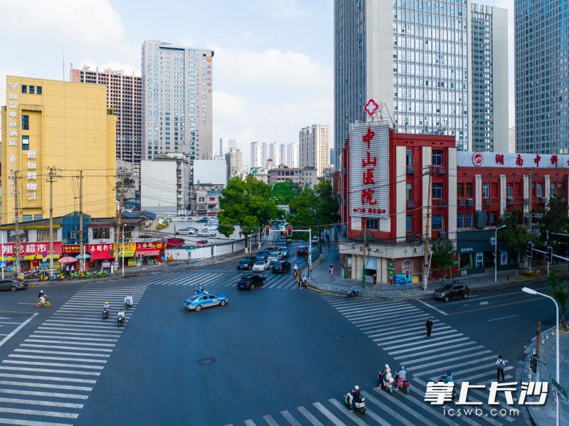 当年解放军在小吴门举行入城仪式,宣告长沙和平解放,就是现在的八一桥往西中山医院的位置。