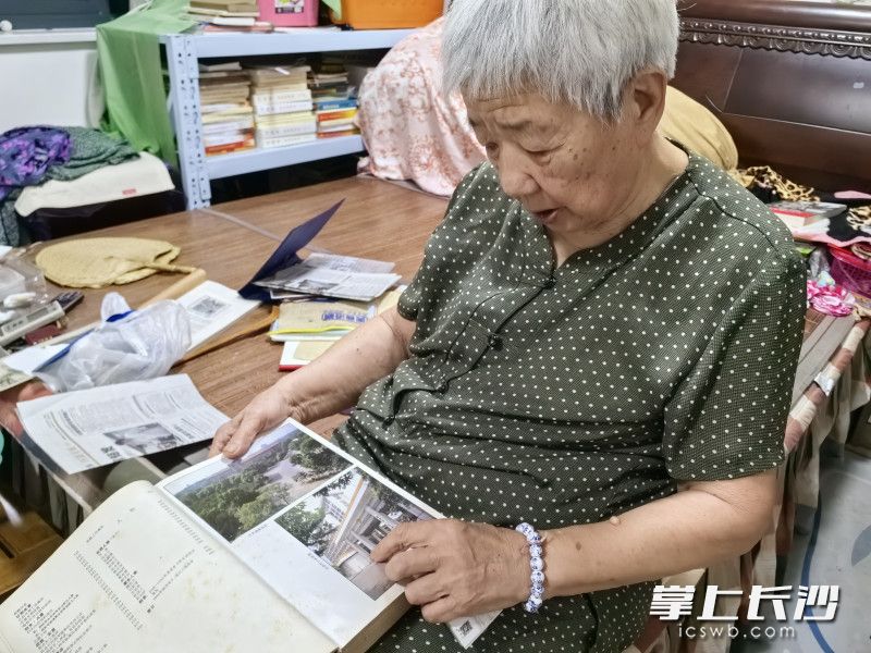 87岁的黄淑莲展示她收藏的历史资料和照片。长沙晚报全媒体记者 周游 摄