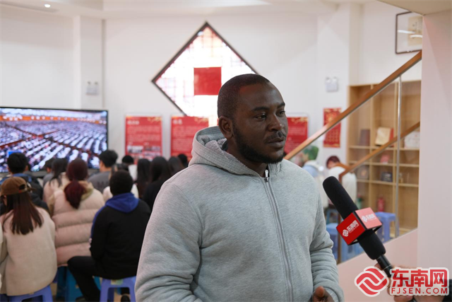 福建农林大学多名留学生和中国学生观看了开幕会和政府工作报告现场